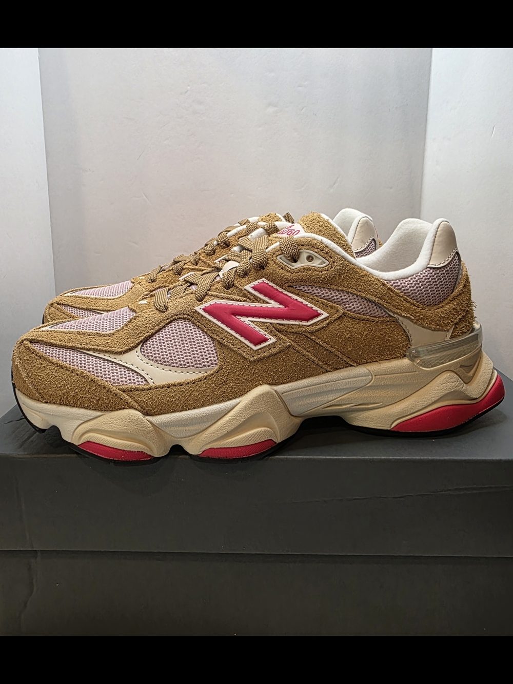 New Balance 9060s Women’s Beige and Pink 7Y/8.5W.